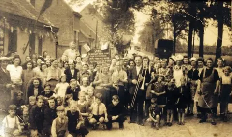 Bevrijding 1945 - Hoek Kapelsestraat-Waterstraat in de Kapelsestraat (1945)