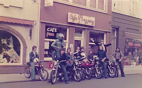 Stationsstraat - Cafe Ping Pong Pointers in de Stationsstraat